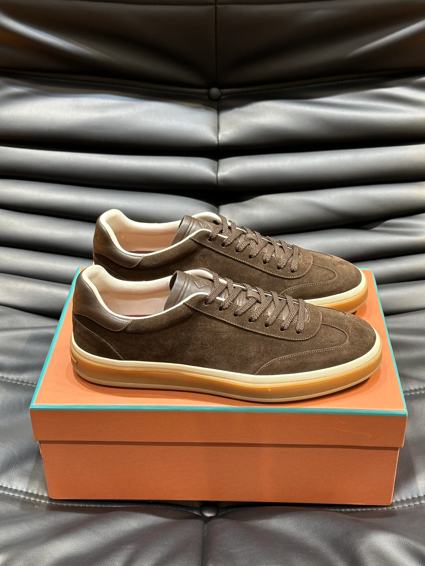 p420 Men's Shoes New 🆕Lp Old Money Style Men's Low-top Casual Tennis Shoes Loro Piana's high-end series has launched sports shoe styles made of soft cowhide. The breathable properties and flexible texture of natural materials make the sneakers both functional and comfortable. The high-quality metal-free tanning and tumble process highlights the natural texture of the leather, while the camel-colored sole and white rubber trim create a double-layer sole effect, making it an everyday shoe that can easily create a lazy and casual style! Size: 39-44 (45, 46 customized